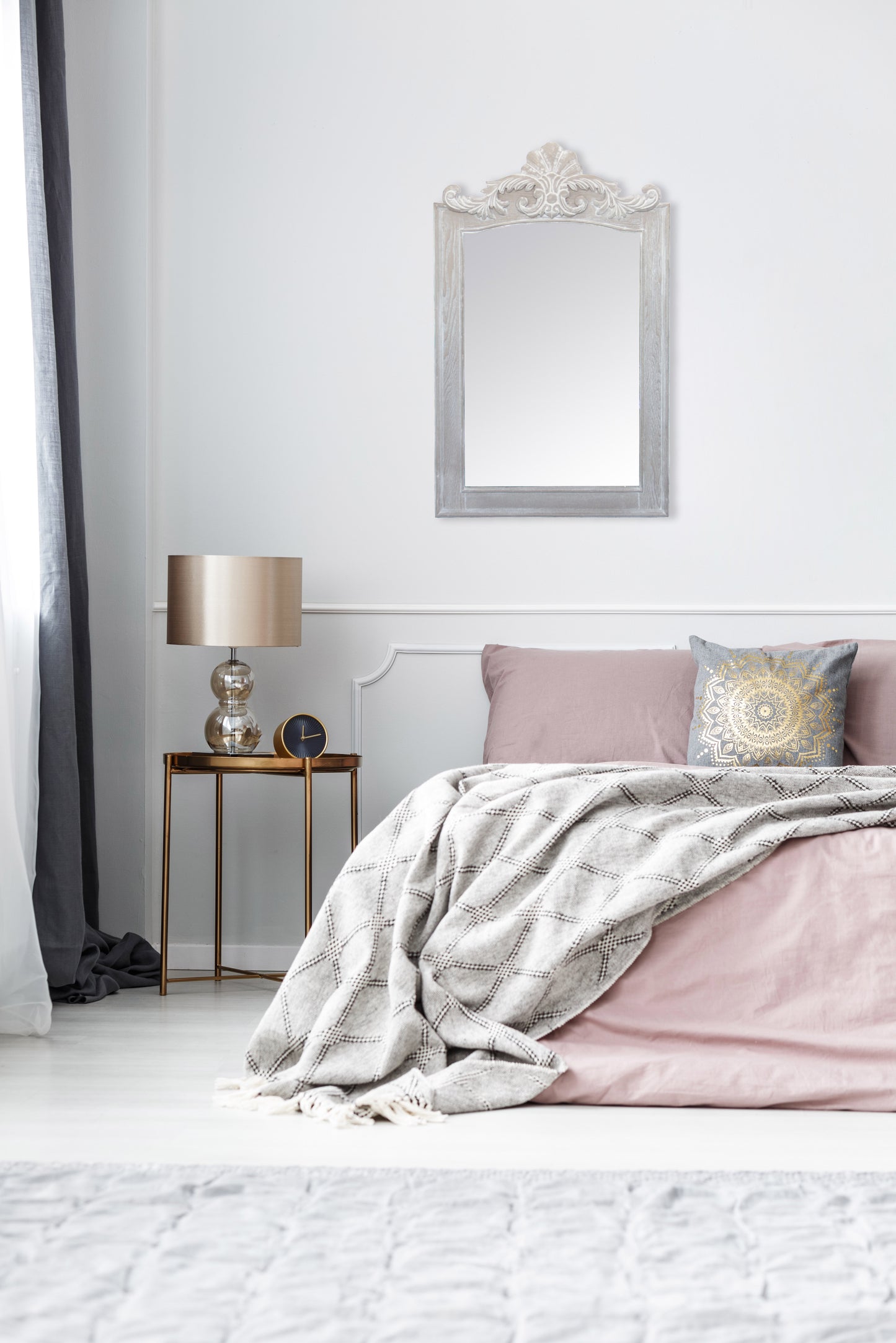 Miroir trumeau en bois rectangulaire effet blanchi avec moulures "Lanwood" - aimuria