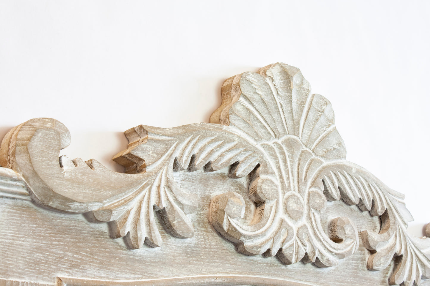 Miroir trumeau en bois rectangulaire effet blanchi avec moulures "Lanwood" - aimuria